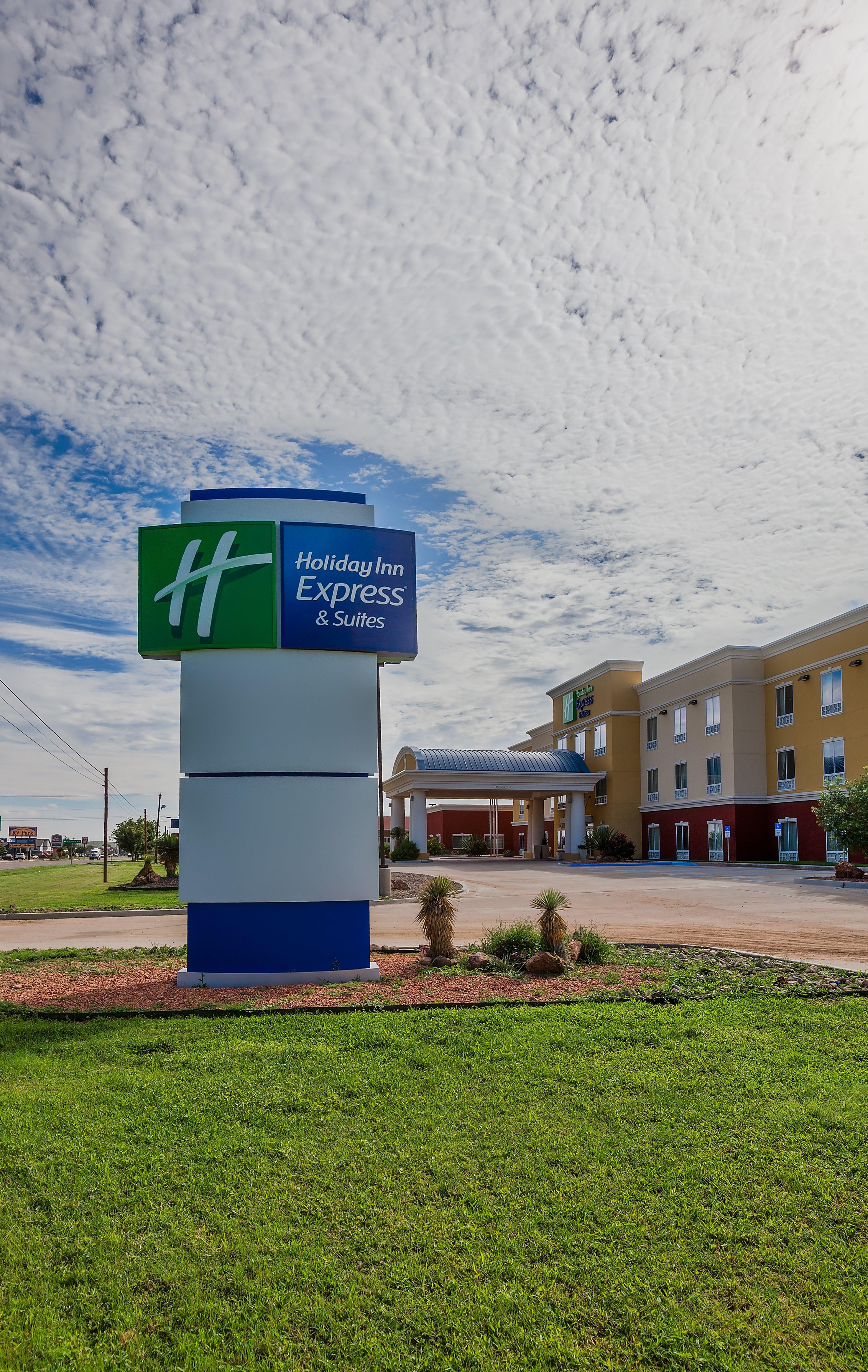 Holiday Inn Express And Suites Alpine By Ihg Bagian luar foto